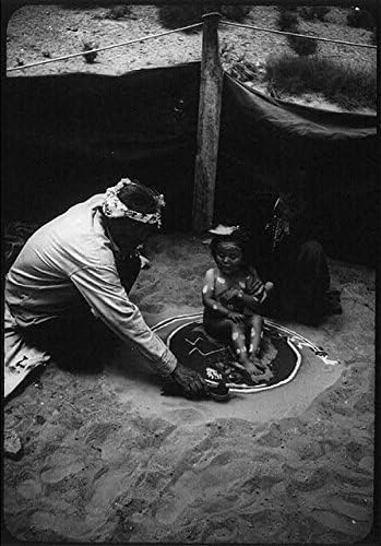 HistoricalFindings Foto: Navajo Medicine Man, nisipuri colorate, tratamentul unui copil bolnav, 1951, pictură cu nisip